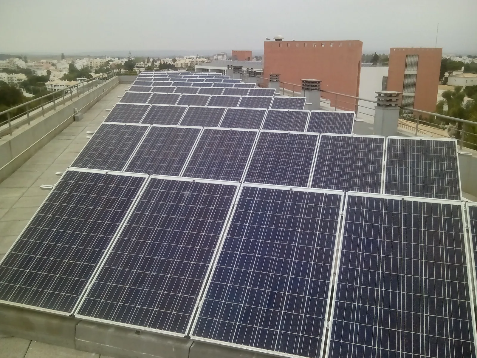 Painéis fotovoltaicos na cobertura do Pestana Alvor Park